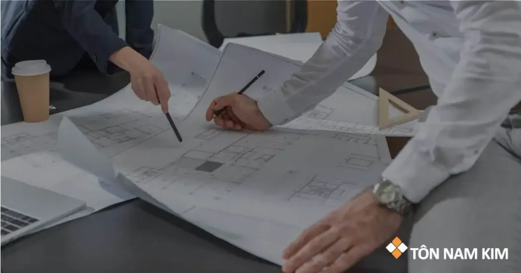 Hình ảnh một công trình đang xây dựng sử dụng thép hình I làm kết cấu chính, thể hiện rõ vai trò của dầm và cột I